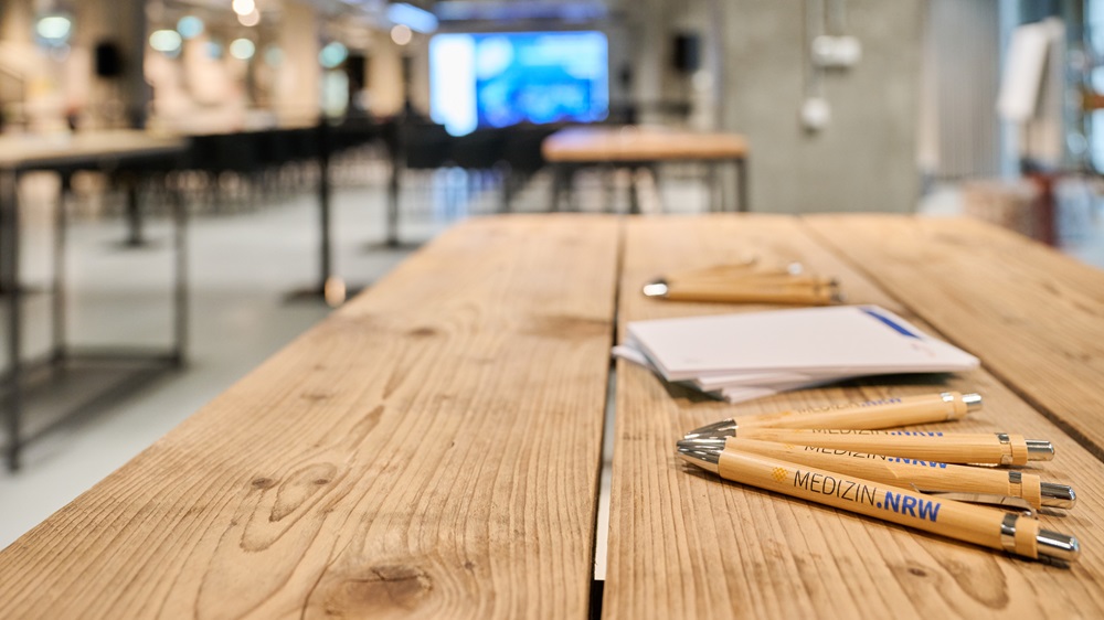 Ein Tisch mit Blöcken und Stiften bei der Clusterkonferenz 2026