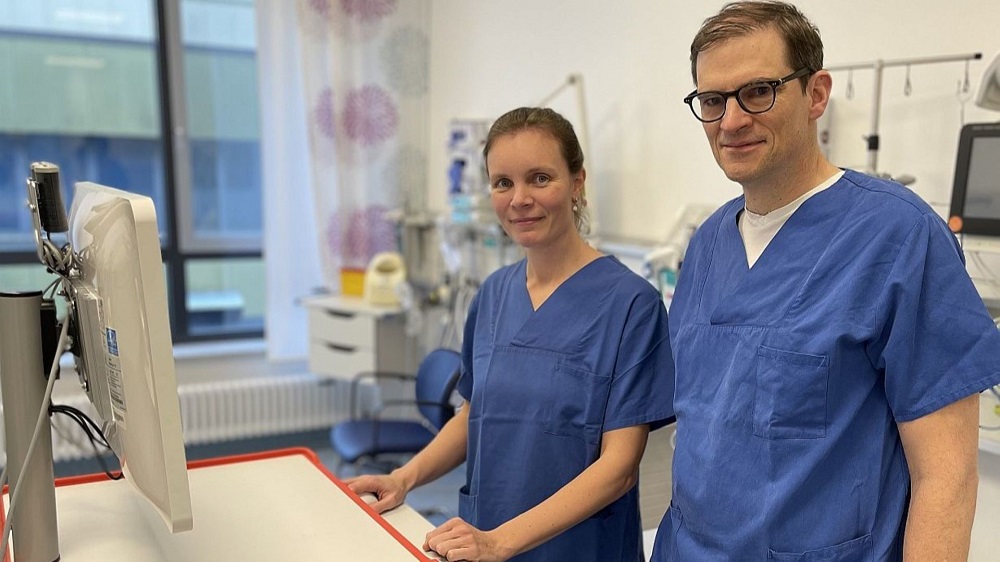 PD Dr. Nora Bruns (l.) Kinderklinik I, leitet das App basierte Forschungsprojekt zur ambulanten Versorgung von Kindern mit mildem Schädel-Hirn-Trauma. Unterstützt wird sie von Prof. Dr. Christian Dohna-Schwake, Kinderklinik I.