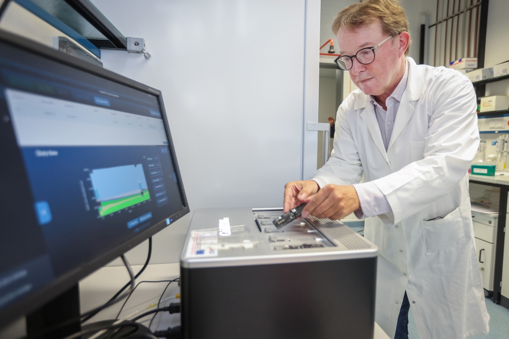 Der Genetiker Prof. Dr. Jörn Kalinowski und sein Team am Centrum für Biotechnologie arbeiten mit der jungen Nanoporen-Sequenzierung