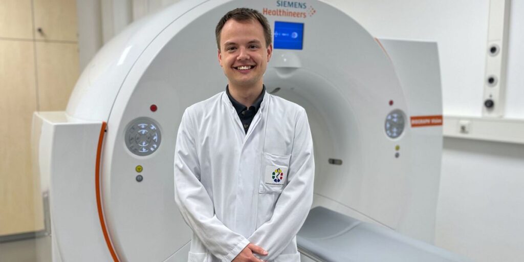 Dr. Robert Seifert vor einem PET/CT-Scanner zur Visualisierung von Prostatakarzinomen