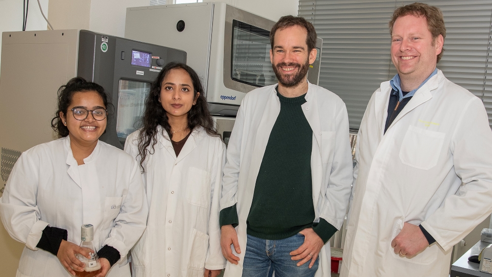 (v. l.) In Bonn waren Swadha Mishra, Arushi Gupta, Dr. Fabian den Brave und Prof. Thomas Becker maßgeblich beteiligt. Foto: R. Müller | Universitätsklinikum Bonn (UKB) - Foto zu "Proteinkarte von Mitochondrien"