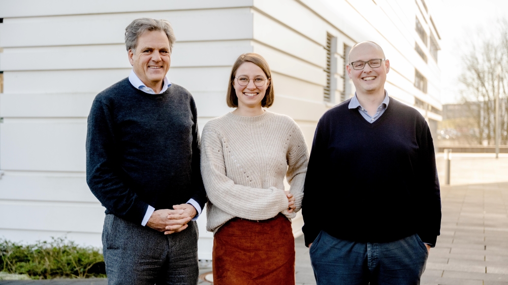 Klaus Gerwert, Stephanie Schörner und Frederik Großerüschkamp (von links) wollen mithilfe Künstlicher Intelligenz die Diagnostik von Darmkrebs verbessern.  © RUB, Marquard