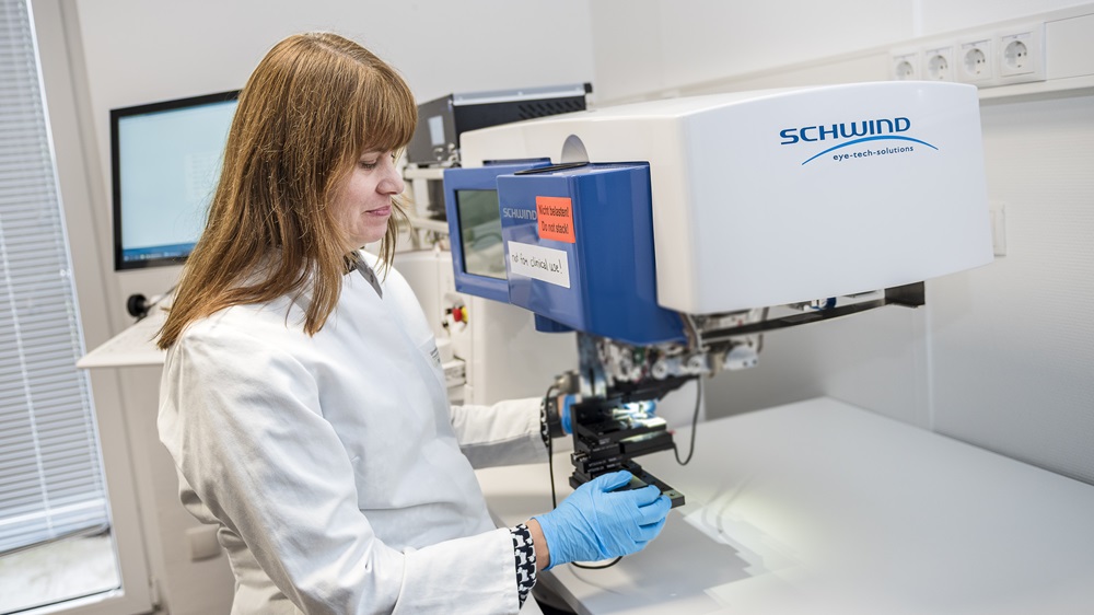 Professorin Dr. Stephanie Joachim vor dem technischen Demonstrator , Augenlaser