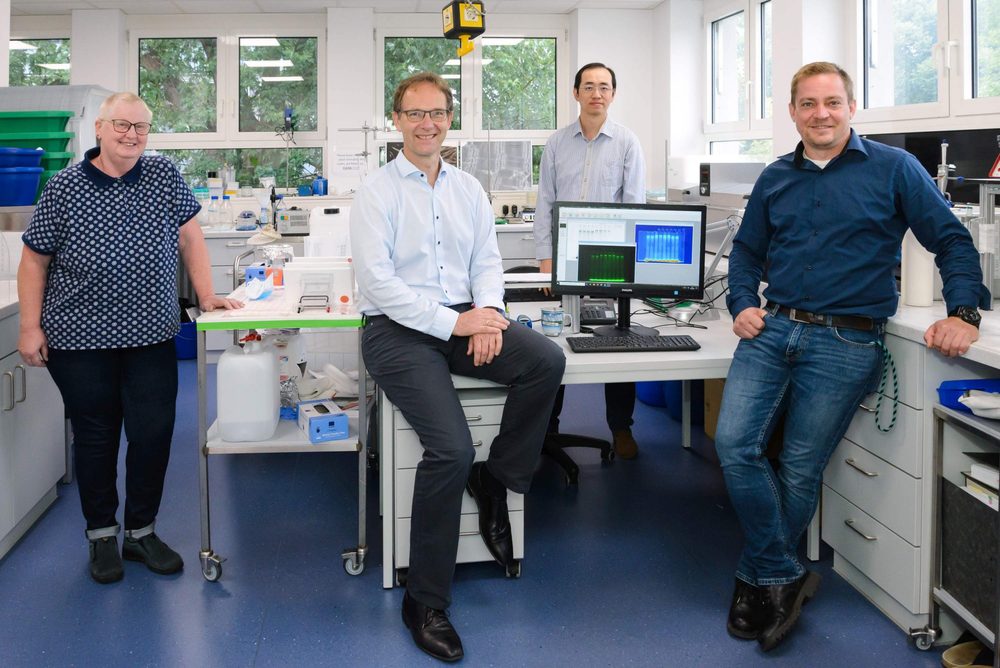 Prof. Dr. Wolfgang Linke (2.v.l.) mit seinem Team im Labor (v.l.: Marion von Frieling-Salewsky, Yong Li, Andreas Unger)