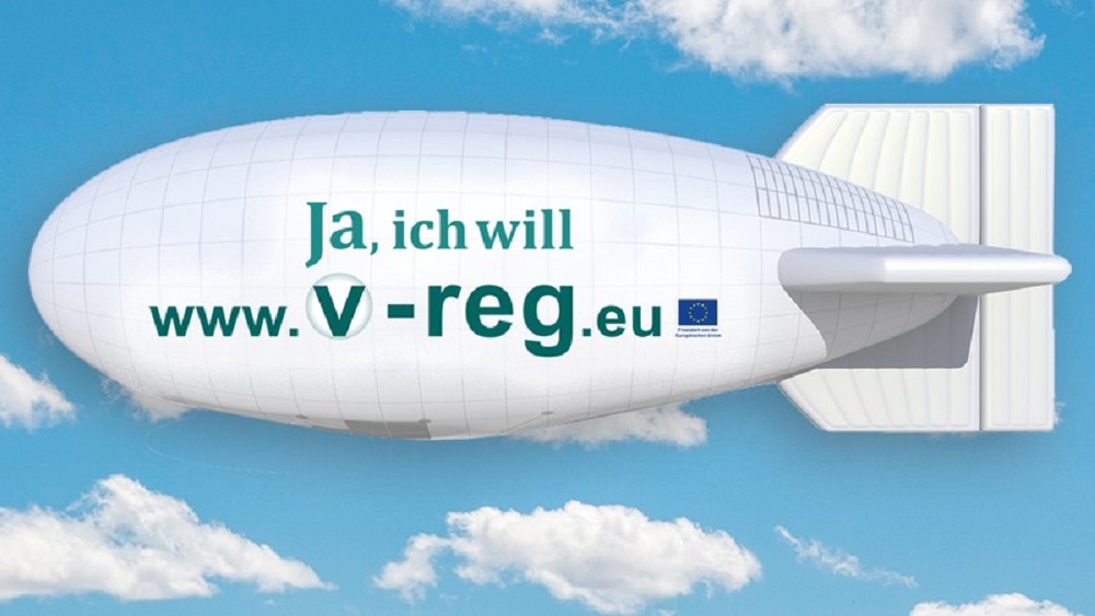 Ein Zeppelin mit der Aufschrift "Ja, ich will; www.v-reg.eu