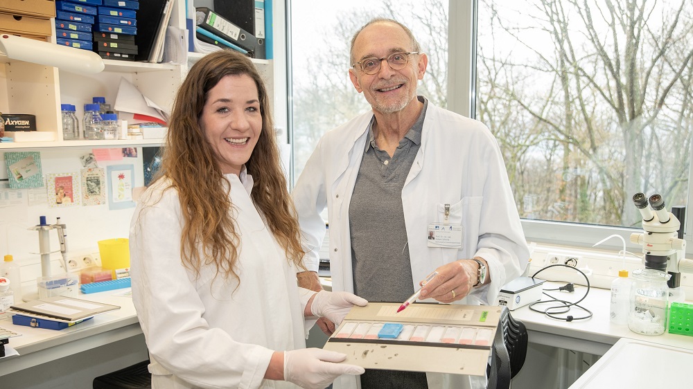 Gina Esther Merges und Prof. Hubert Schorle vom Uniklinikum Bonn stehen nebeneinander in einem Labor, sie forschen zu Unfruchtbarkeit