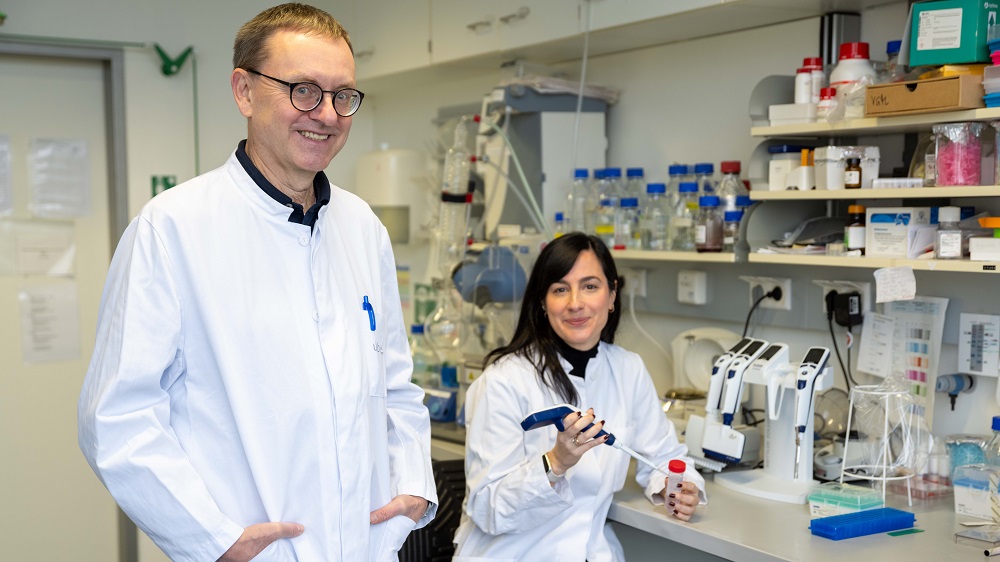(v. li.): Prof. Alexander Pfeifer und Dr. Laia Reverte-Salisa identifizieren Protein, das die Bildung von guten braunem und beigem Fett steigert. Körperfett