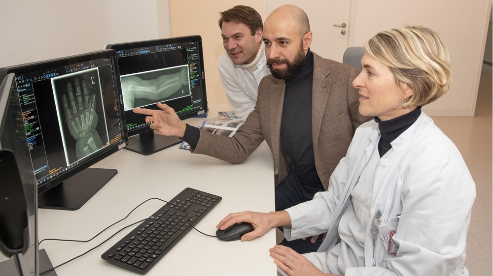 Prof. Dr. Peter Krawitz (links) und Dr. Behnam Javanmardi (Mitte) diskutieren Knochenmerkmale mit Dr. Martha Dohna, Expertin für Kinderradiologie am UKB. Skelettdysplasien